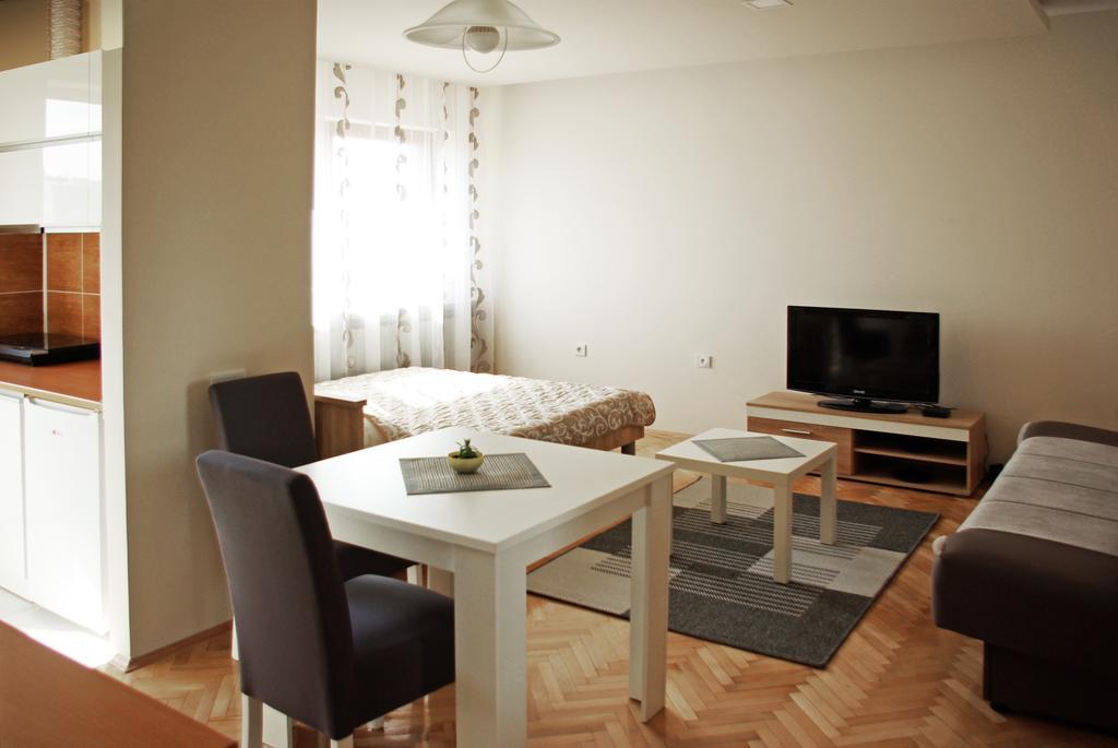 Square Studio Apartment Nis Exterior photo