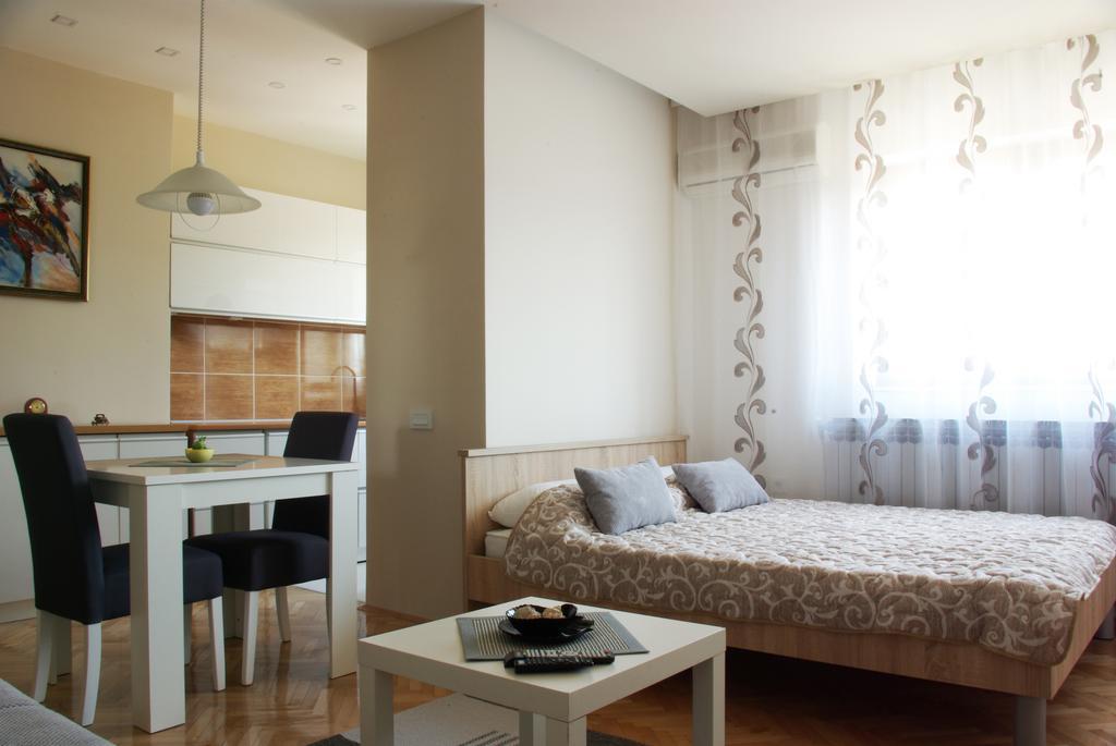 Square Studio Apartment Nis Exterior photo