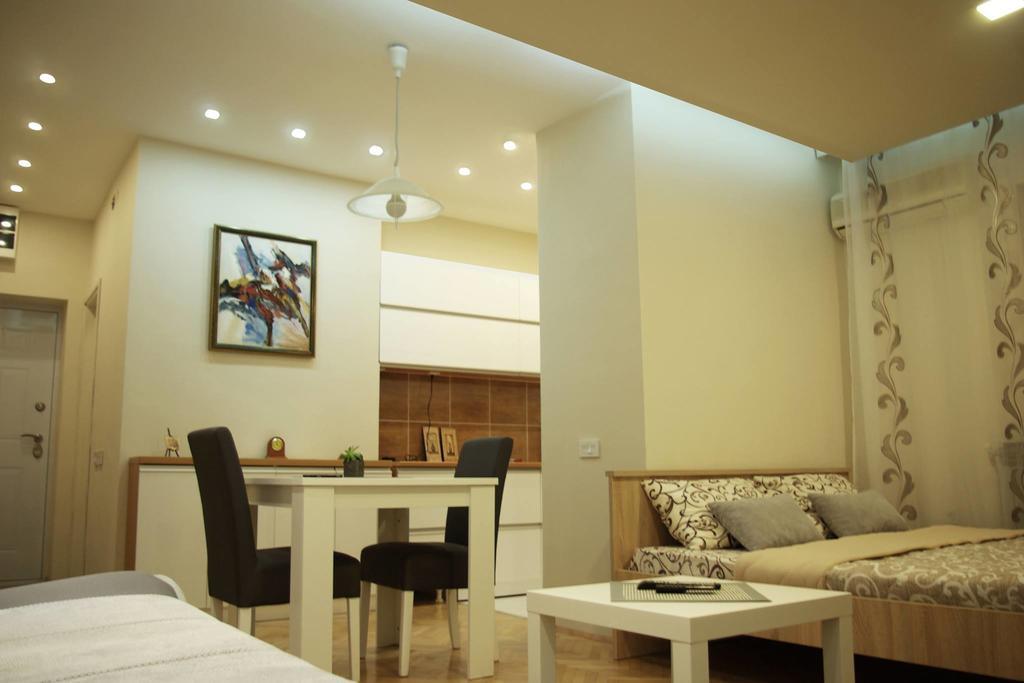 Square Studio Apartment Nis Exterior photo